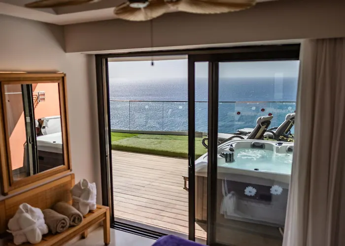 Serenity Amadores Aparthotel 4*