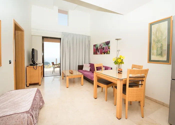 Serenity Amadores Aparthotel 4*